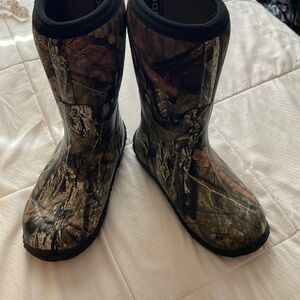 Classic II tall mossy oak waterproof books size 3 big kid. Worm once. No tags